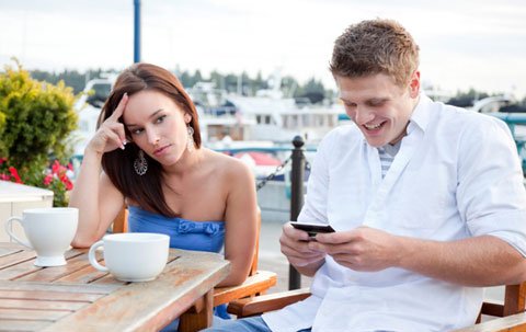 Lôi điện thoại ra dùng dù đang trò chuyện với bạn bè
