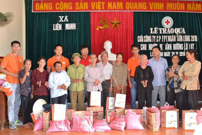 FPT trao hơn 3.000 suất quà tổng trị giá 730 triệu đồng cho người dân miền Trung