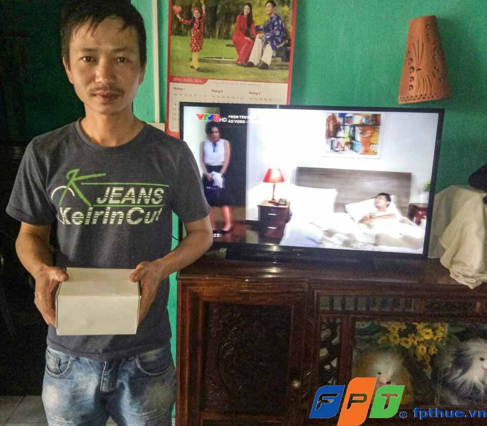 khách hàng nhận khuyến mãi FPT Huế
